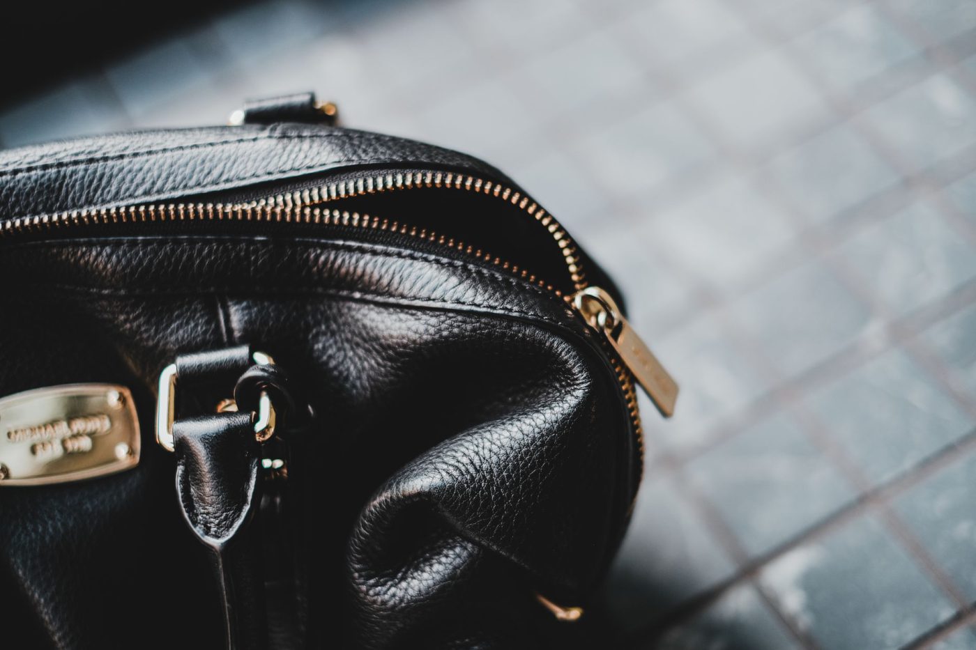 La quincaillerie d’un sac : laiton, zips, mousquetons